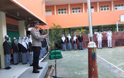 Kapolsek Tanjung Redeb sebagai Pembina Upacara di SMKN 1 Berau